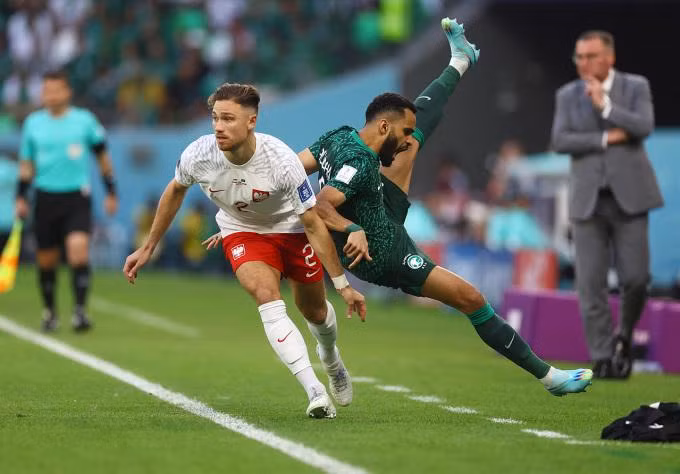 两队球员相撞。