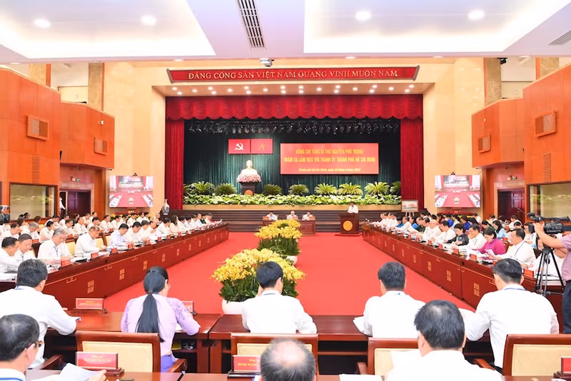 越共中央总书记阮富仲与胡志明市市委常委会、主要干部举行座谈会。