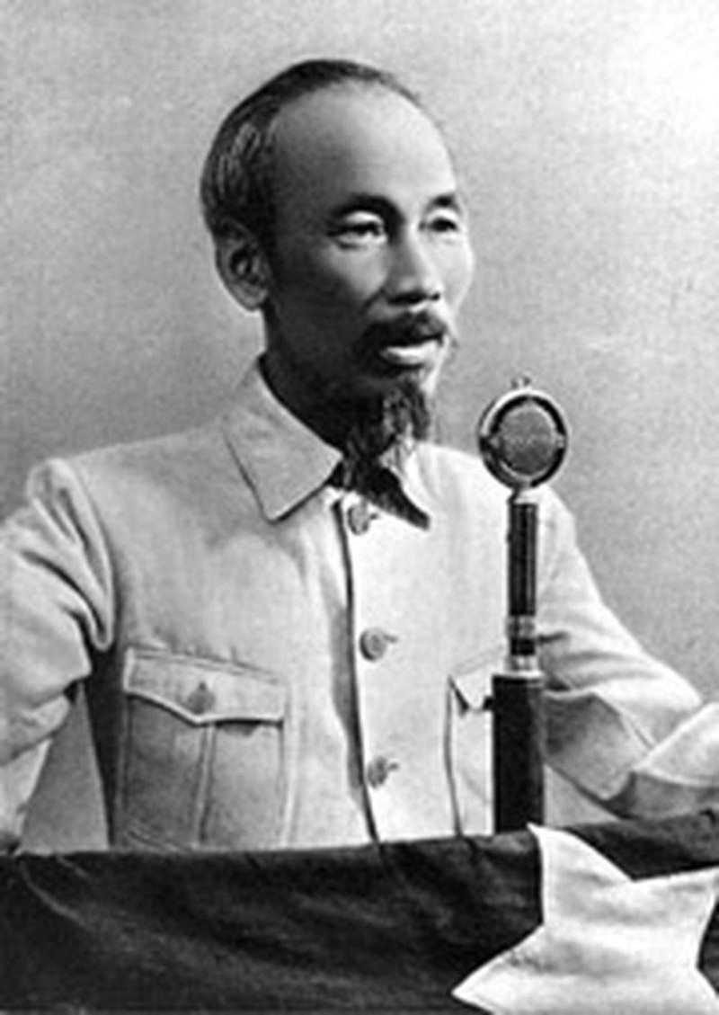 胡志明主席在巴亭广场宣读《独立宣言》。