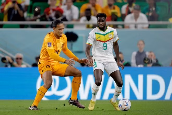 两队球员拼抢。