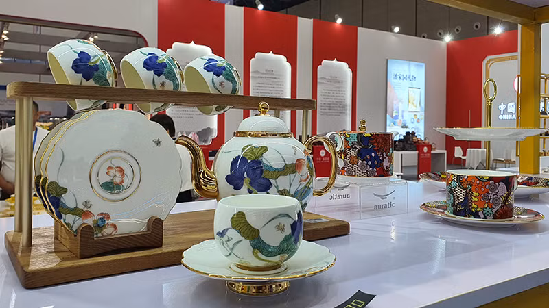 高档瓷器展示。