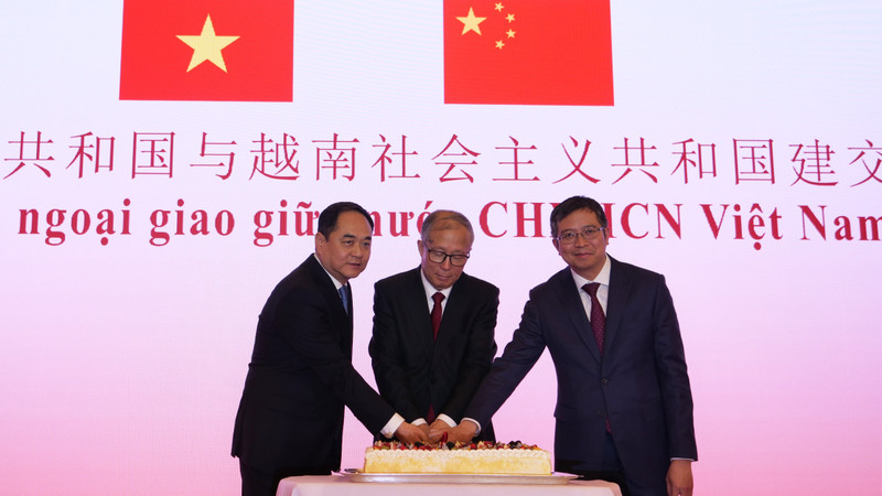 杨万明会长（左）、李鸿忠副委员长（中）和范清平大使（右）共切蛋糕。