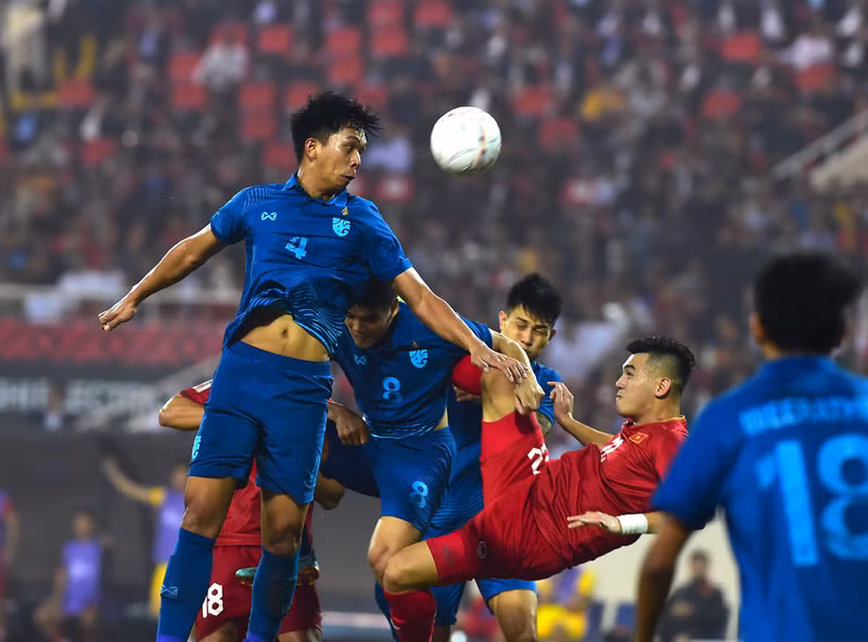 阮进灵与泰国球员拼抢。（陈海摄）