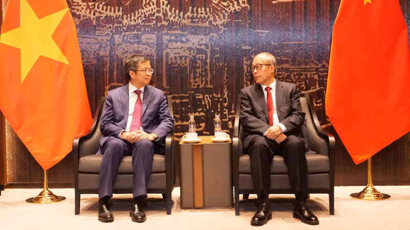 范清平大使会见全国人大常委会副委员长李鸿忠。