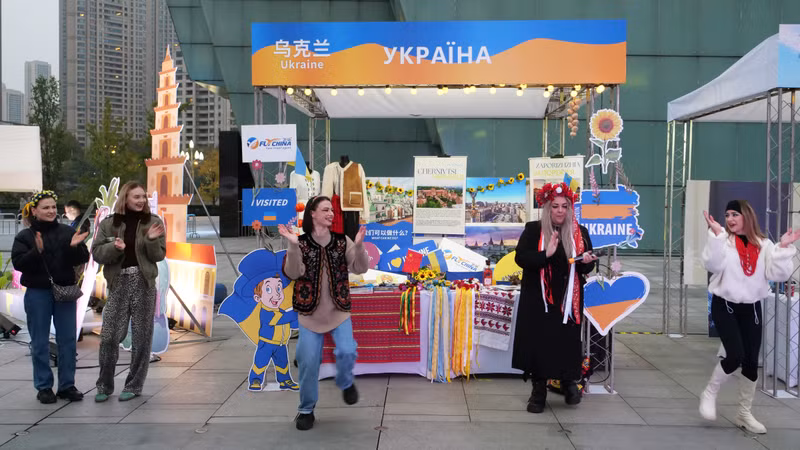 乌克兰展位前舞蹈表演。 乌克兰展位前舞蹈表演。