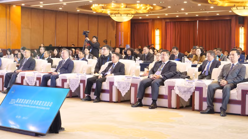 越南新闻工作者协会常务副主席阮德利出席。 越南新闻工作者协会常务副主席阮德利出席。