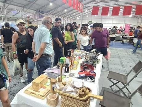 越南各种产品吸引参观者的关注。