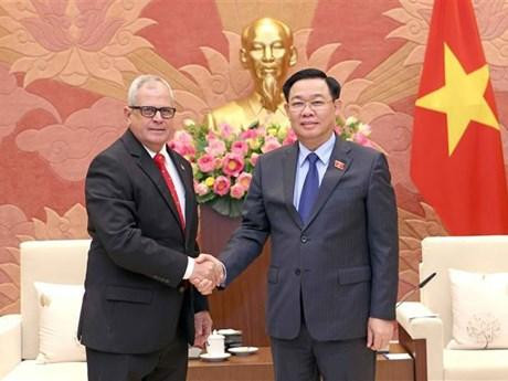 国会主席王廷惠与阿科斯塔秘书长握手。
