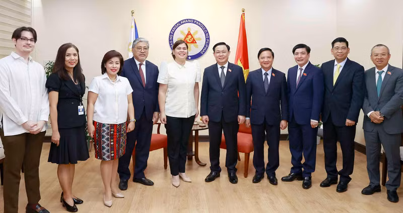 国会主席王廷惠与萨拉·杜特尔特副总统和双方代表合影。