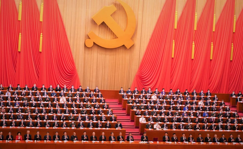 中共二十大主席团在闭幕会上。（杜微沙 摄）