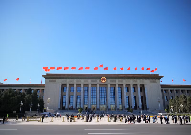 北京人民大会堂外的场景。（杜微沙 摄）