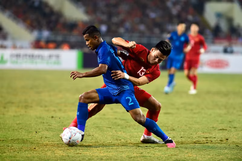 两队球员激烈拼抢。