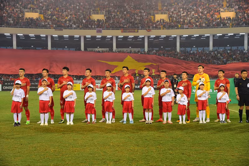 越南队唱国歌。