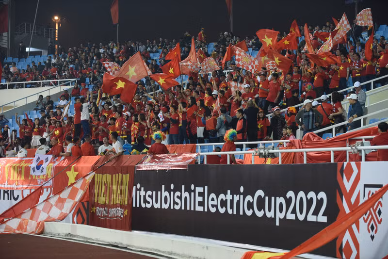 越南球迷染红了体育场一角。