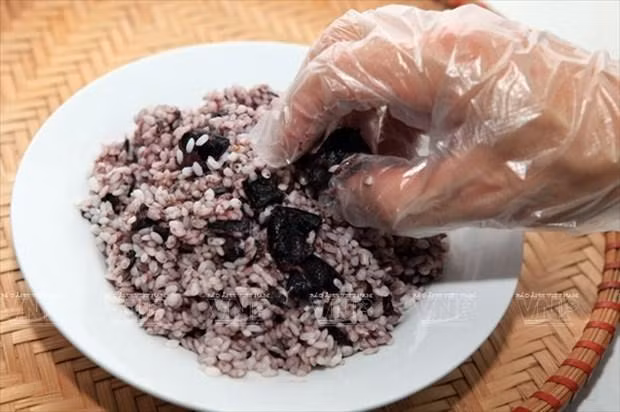 浸泡好的乌榄去皮、去核，拿出并压碎果肉然后与糯米搅拌均匀。