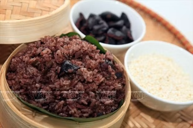 谅山省乌榄糯米饭香味扑鼻、油而不腻。