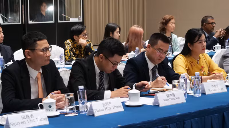 越南代表团成员出席对话会。