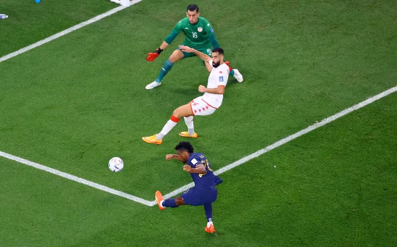 法国球员推射攻门。