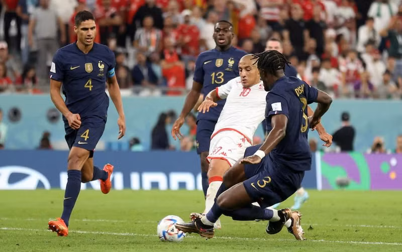 纳德•甘德里（白衫）为突尼斯队打入一球。