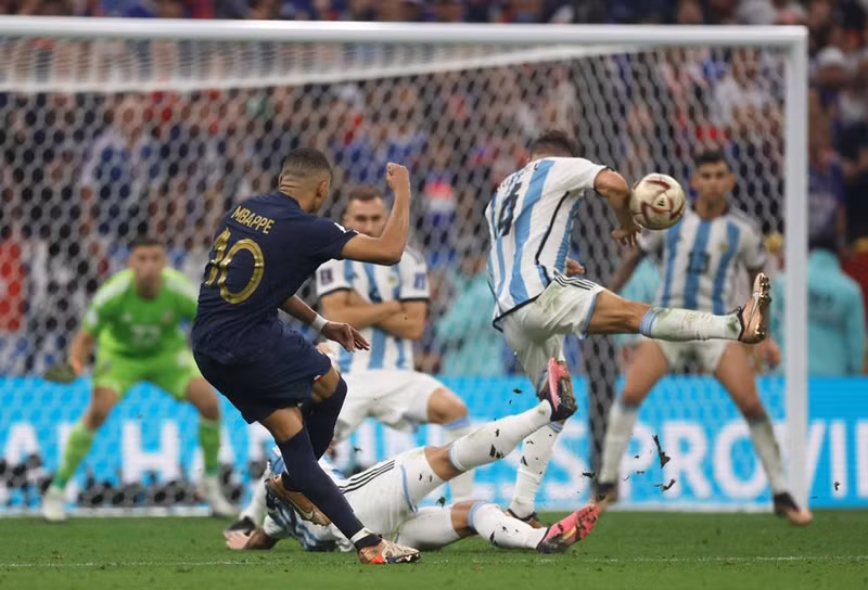 皮球打在阿根廷球员手上。