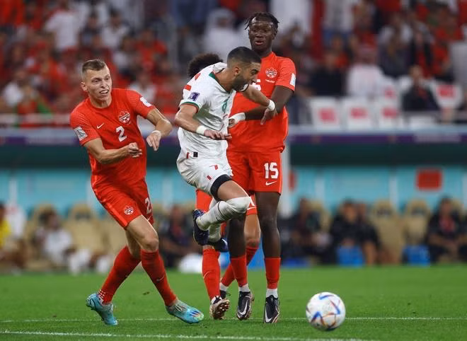 两队球员拼抢。 两队球员拼抢。