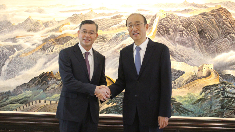 越南审计长吴文俊与中国审计长侯凯握手。