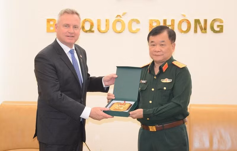 黄春战上将向杰里米·罗克利夫州长赠送纪念品。