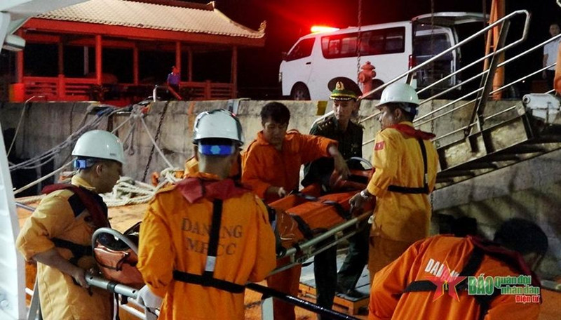 SAR 274船将遇险船员送上岸。