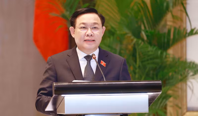 国会主席王廷惠在论坛上讲话。