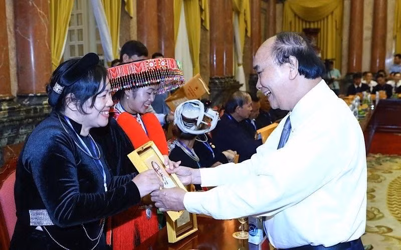 国家主席阮春福向高平省少数民族模范代表赠送纪念品。 国家主席阮春福向高平省少数民族模范代表赠送纪念品。