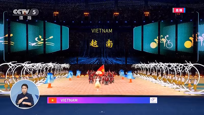 越南残疾人体育代表团入场。