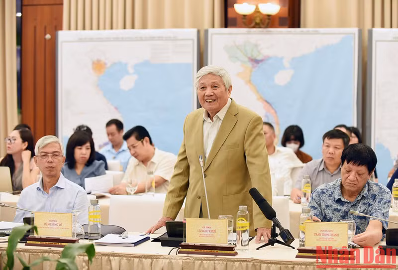 前交通运输部副部长吕玉奎在会上发言。