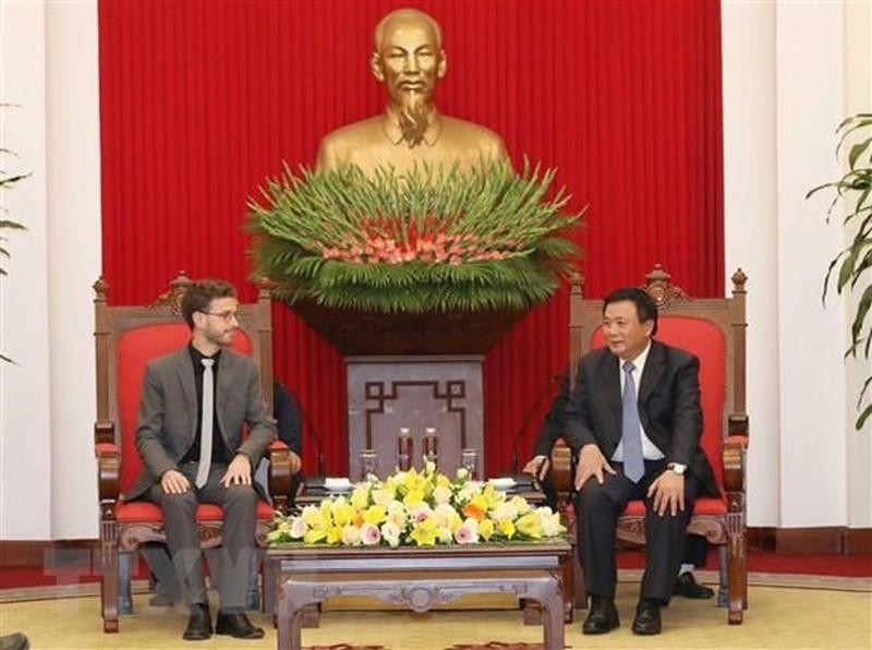 胡志明国家政治学院院长阮春胜会见德国左翼党秘书长托比亚斯。