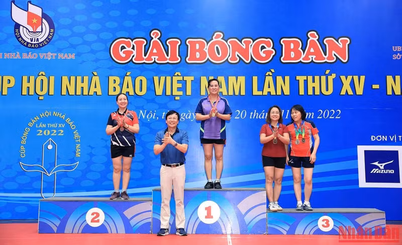 越南记协前常务副主席胡光利向领导女子单打获得主颁发奖项。