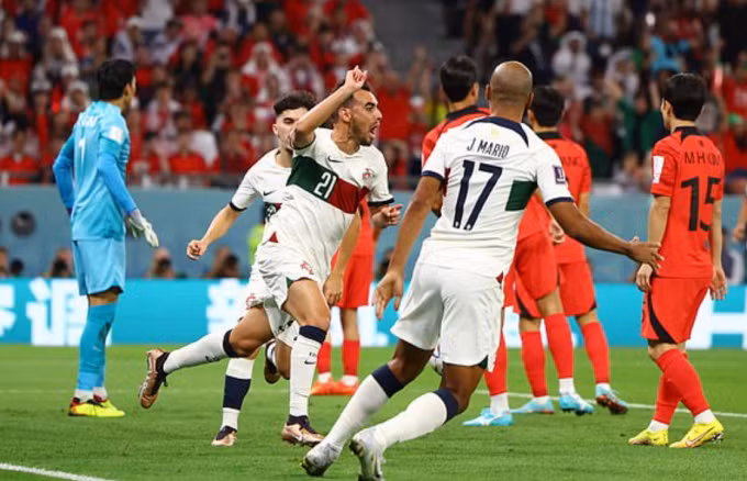 里卡多•奥尔塔为进球庆祝。