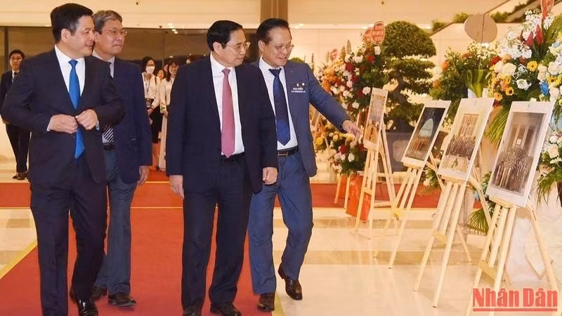 范明正总理参观图片展。（陈海 摄）