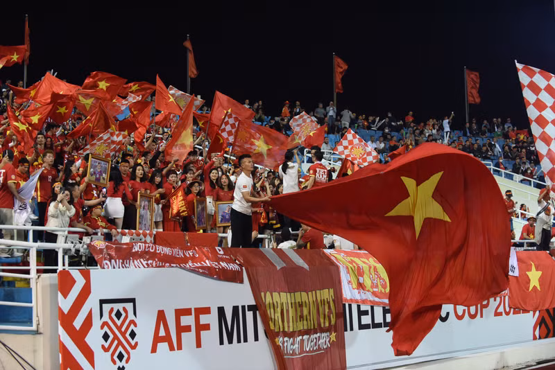 越南球迷为国家足球队助威。