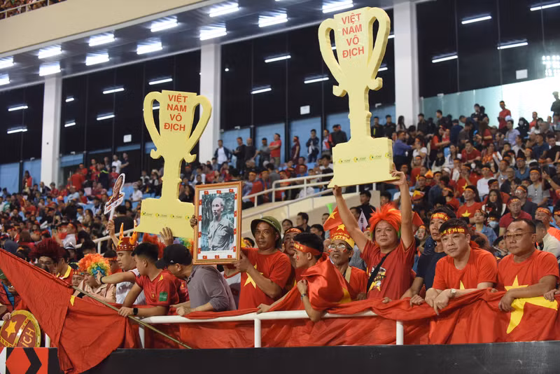 越南球迷染红了美廷国家体育场一角。（陈海 摄）