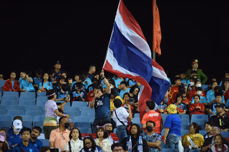 泰国球迷为国家足球队助威。