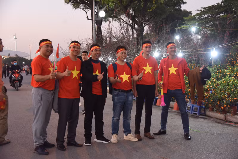 越南球迷在体育场前合影。