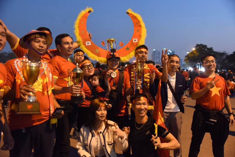 越南球迷在体育场前合影。