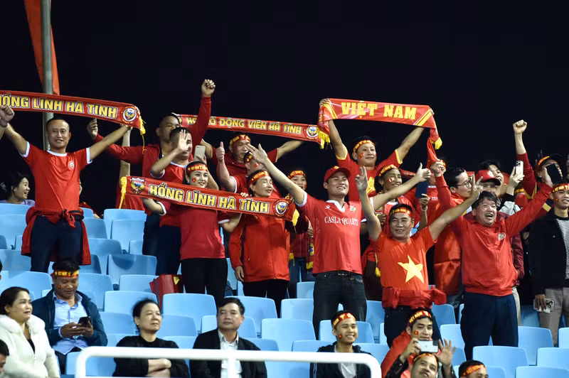 越南球迷为国家足球队助威。