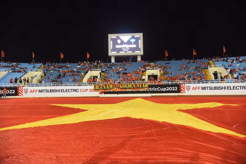 越南国旗染红美廷国家体育场一角。