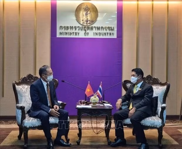 潘志成大使礼节性拜会泰国工业部长素立亚·宗龙伦吉。