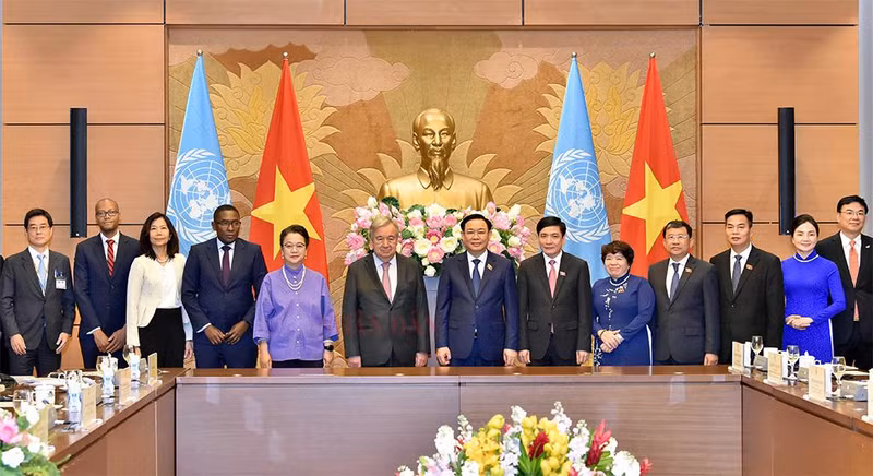 越南国会主席王廷惠与联合国秘书长安东尼奥·古特雷斯和与会代表合影。