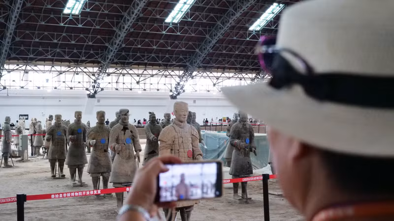 国际媒体代表参观秦始皇兵马俑博物馆。