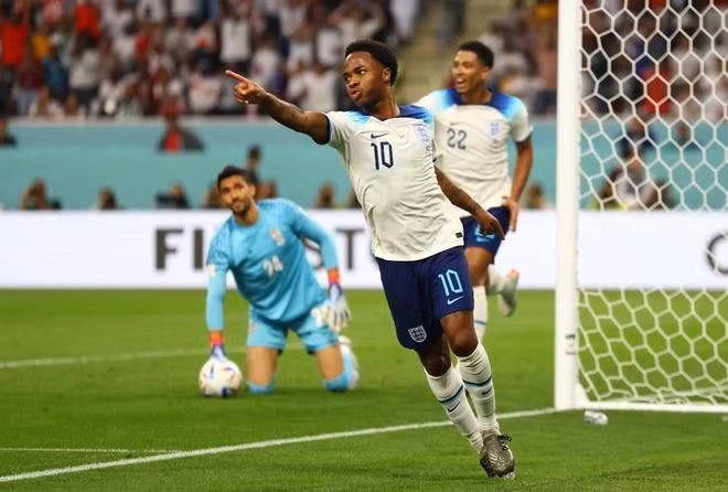 拉希姆•斯特林庆祝进球。