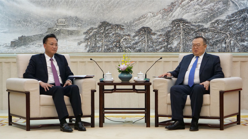 兴安省委书记阮友义会见中共中央对外联络部部长刘建超。