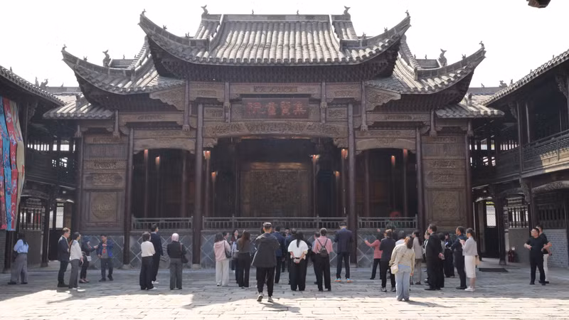 与会代表观中华传统家学文化园。