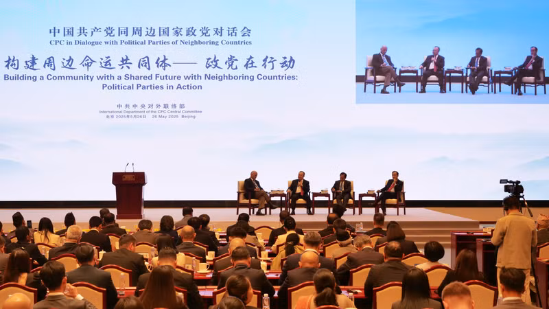 与会代表在开幕式上参加题为“世界变局下的亚洲”的对谈。